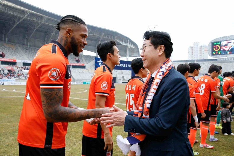 정명근 화성시장이 선수들과 인사를 나누고 있다.