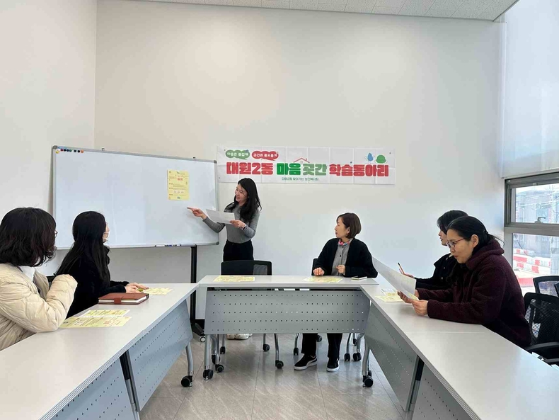 오산시 대원2동 행정복지센터(동장 김소영)는 찾아가는 보건복지서비스의 내실을 다지고 직원들의 역량을 강화하기 위해 찾아가는 보건복지팀 팀원들이 자발적으로 구성한‘마음곳간 학습동아리’를 운영한다.