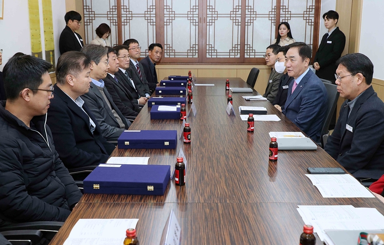 평택시는 지방세를 성실하게 납부해 시 재정확충에 기여한 주식회사 케이티앤지 등 법인 6곳과 개인 8명을 ‘2025년 평택시 우수납세자’로 선정해 인증서와 인증패를 수여했다.