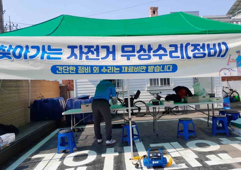 평택시는 자전거 이용 활성화를 도모하기 위해 읍면동에 순회 방문해 수리하는‘찾아가는 자전거 무상 점검 서비스’를 확대한다.