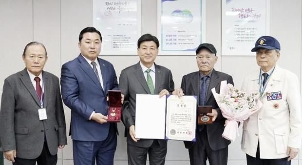 광주시는 5일 6.25 전쟁에 참전해 무공을 세운 故 박영수 병장 유족에게 국방부 장관을 대신해 화랑무공훈장과 훈장증을 전수했다.,