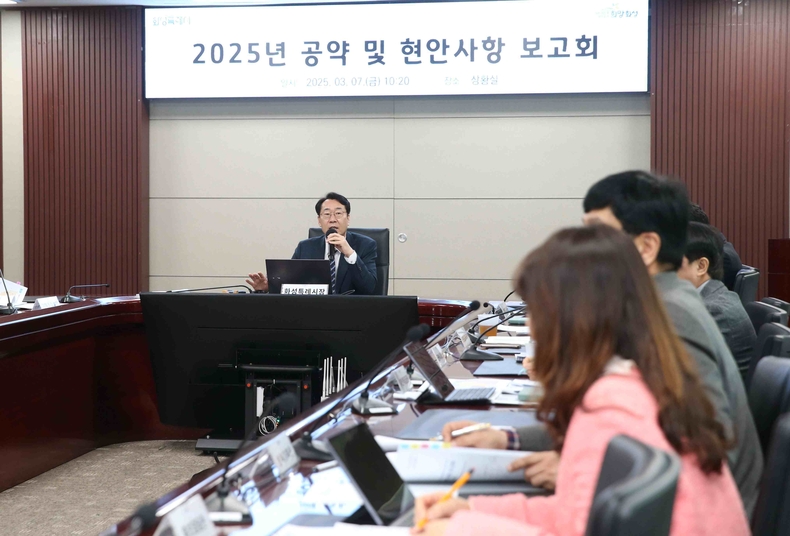 정명근 화성특례시장이 7일 2025년 공약 및 현안사항 보고회에서 모두발언하고 있다.
