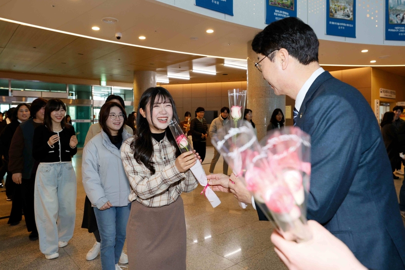 정명근 화성특례시장이 세계 여성의 날(3월8일)을 하루 앞둔 7일 시청에서 출근하는 여성 직원들에게 빵과 장미꽃을 전달했다.