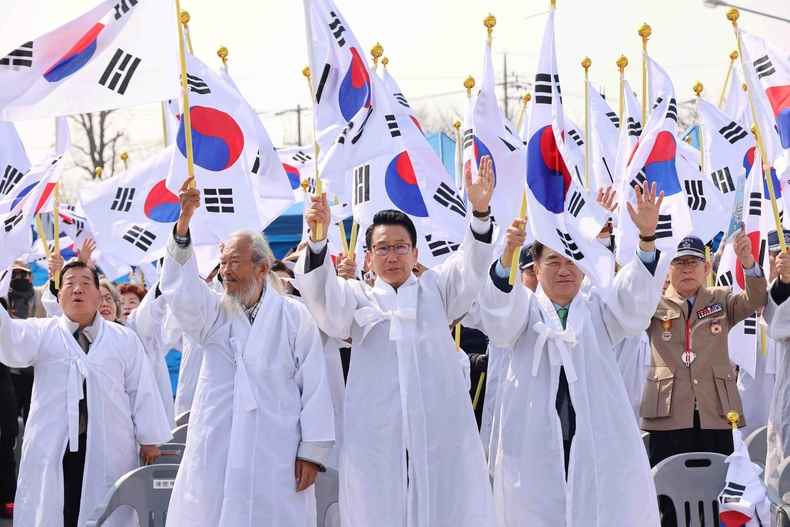 평택시의회(의장 강정구)는 9일 평택 3·1운동 기념 광장에서 ‘평택 3.1독립만세운동 제106주년 기념식’에 참석해 평택 독립열사들의 희생정신을 기렸다. 강정구 의장이 만새삼창을 하고 있다.
