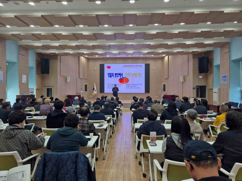화성시농업기술센터 대강당에서 진행된 유용미생물 활용 심화교육을 하고 있다.
