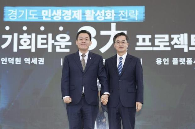 이재준 수원시장과 김동연 경기도지사는 11일 수원월드컵경기장 중앙광장에서 언론브리핑을 열고, 우만 테크노밸리 개발 구상을 발표했다.
