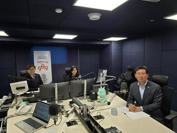 이상일 용인특례시장은 OBS라디오 ‘최진만 이유나의 굿모닝 OBS’에 출연해 3부와 4부에 걸쳐 첨단반도체 중심 도시 조성을 위한 첫 팹(Fab) 공사 시작부터 프로축구팀 창단과 도서관 사업 등 용인에서 진행되는 일들에 대해 설명했다.