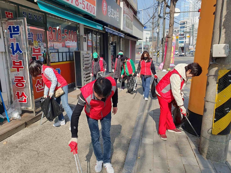 오산시 대원1동(동장 고영재)은 대원1동 7개 단체와 함께 관내 쓰레기 취약지역을 대상으로 새봄맞이 환경정화 활동을 펼쳤다.