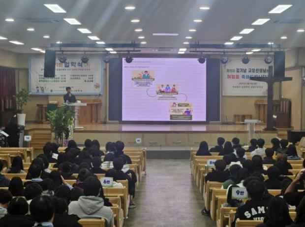 수원시가 직업계고·일반고 취업위탁반 학생들의 진로 탐색을 돕기 위해 ‘2025 직업진로캠프’를 운영한다.