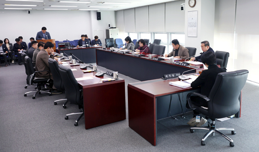 성남시의회가 박주윤 위원장 주재로 '성남시 재개발·재건축 신속 추진을 위한 특별위원회' 제6차 회의를 개최하고, 재개발·재건축 사업의 신속한 추진 방안을 논의하고 있다.