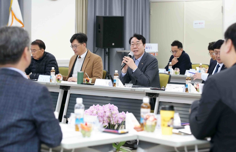 정명근 화성특례시장이 13일 동탄출장소 대회의실에서 동탄2신도시 아파트 입주자대표 회장단협의회와의 간담회에 참석해 발언하고 있다.
