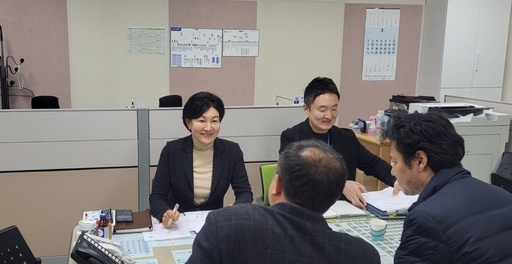 이채명 경기도의원은 12일 도의회 안양상담소에서 자동차 급발진 의심 사고 예방 및 피해자 보호 조례안 발의를 앞두고 경기도 교통국 관계자들과 정책 간담회를 개최했다.