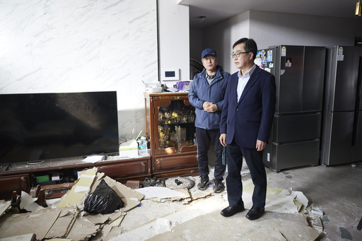 김동연 경기도지사가 지난 13일 포천 노곡리 오폭사고 현장을 찾아 수습상황을 점검하고 도 차원의 일상회복지원금을 지급하겠다고 밝혔다.