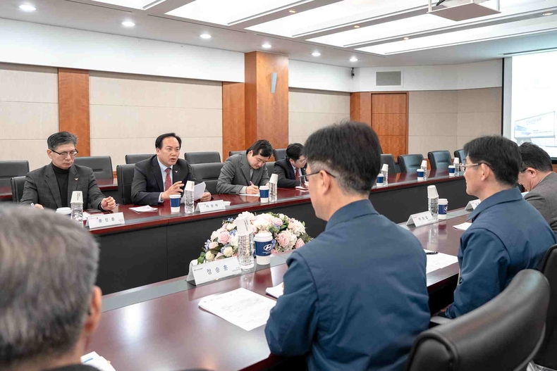 오산시는 17일 오전 전북 완주군 소재 현대자동차 전주공장을 방문해 서울역 광역버스 투입을 위한 대형버스의 조기 출고를 요청했다. 이권재 오산시장이 모두발언을 하고 있다.