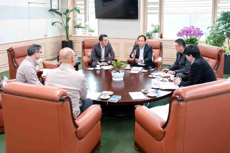 이권재 오산시장이 최근 한국환경공단을 방문해 이상준 이사장과 환담을 나눴다. 이 자리에서 하수처리시설 민간투자사업의 조속한 추진을 비롯한 주요 현안에 대한 협조를 요청했다.