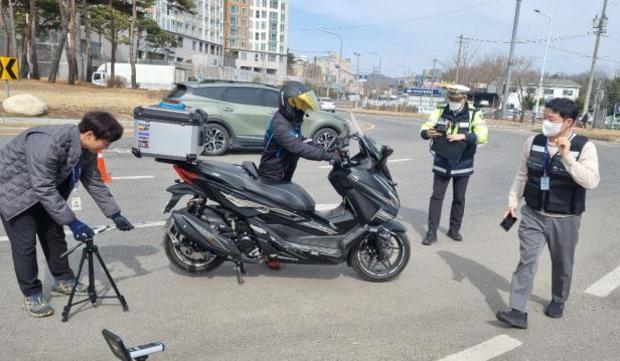 파주시는 문산 선유로터리에서 한국교통안전공단(경기북부본부), 파주경찰서와 함께 이륜차 소음 및 불법개조 합동단속을 실시하고 있다.