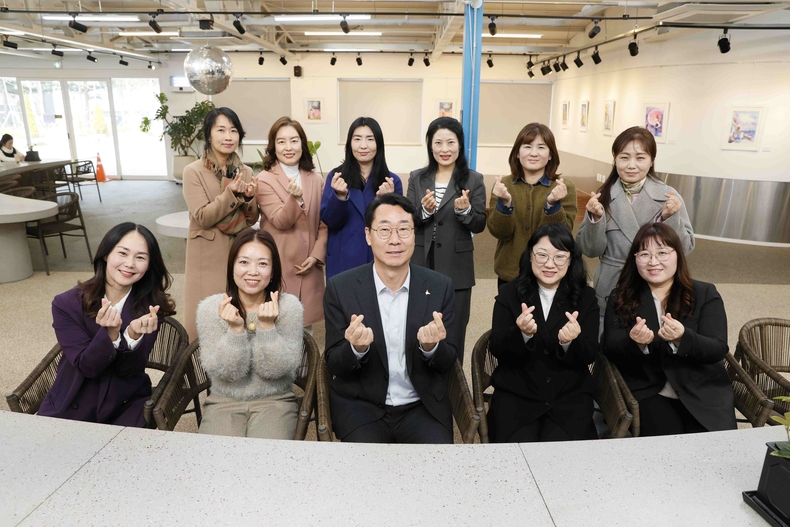 정명근 화성특례시장이 학부모 간담회를 마치고 기념촬영하고 있다.