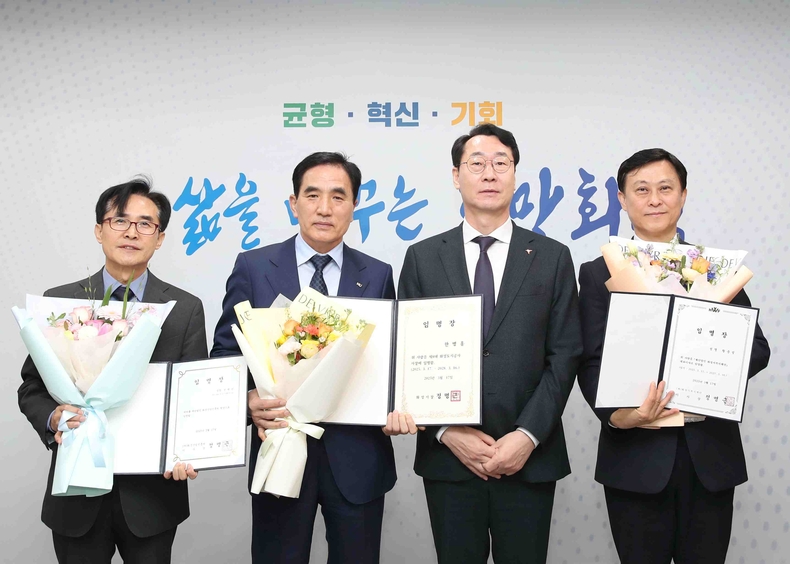 정명근 화성특례시장이 신임 공공기관장 3인을 임명하고 기념촬영하고 있다(왼쪽부터 전병선 화성산업진흥원장, 한병홍 화성도시공사 사장, 정명근 화성특례시장, 황운성 화성복지재단 대표이사)