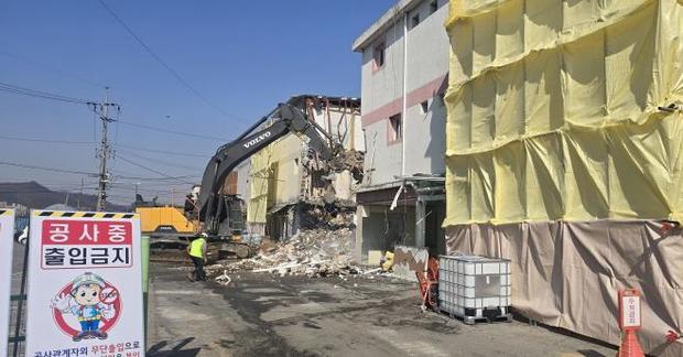 파주시는 최근 파주읍 연풍리 성매매집결지 내 업소 2개동을 매입 후 철거를 완료하고 이곳에 반성매매 교육장 등을 조성할 계획이다.