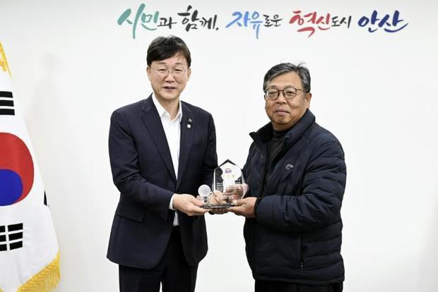 안산시는 이민근 시장이 안산시야구소프트볼협회(회장 정범철)로부터 감사패를 전달받았다.