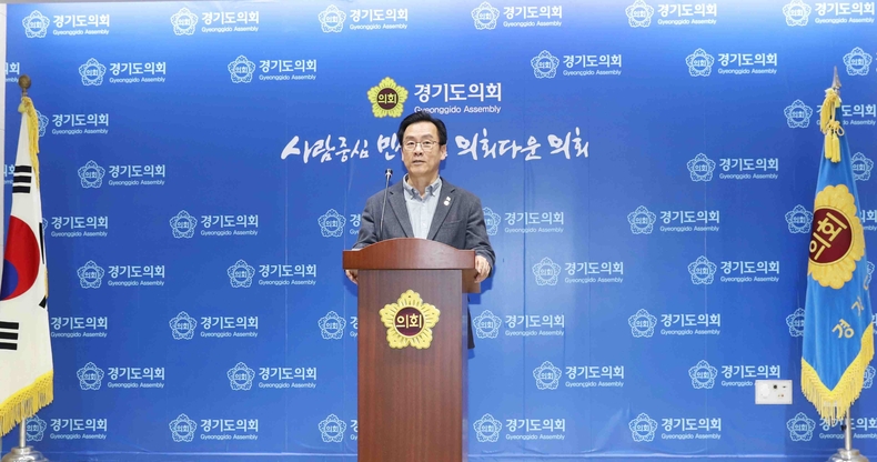 사)경기언론인협회(이하 협회)는 경기도와 경기도의회가 언론사에 지급한 홍보비, 사업비, 행사비 등의 예산을 전면 공개할 것을 촉구했다. 박종명 회장이 기자회견을 하고 있다.