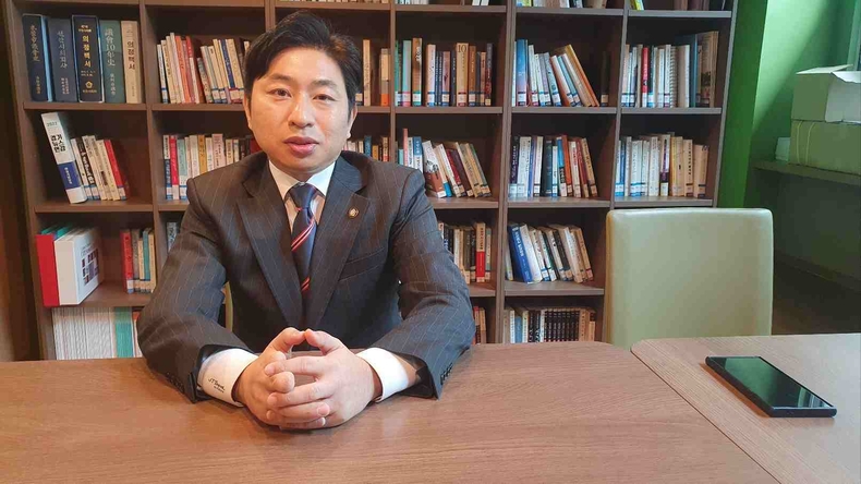 김종복 화성특례시의회 문화복지위원장이 지역화폐의 변화가 필요하다고 밝혔다. 인터뷰를 하고 있는 김종복 의원.<br>