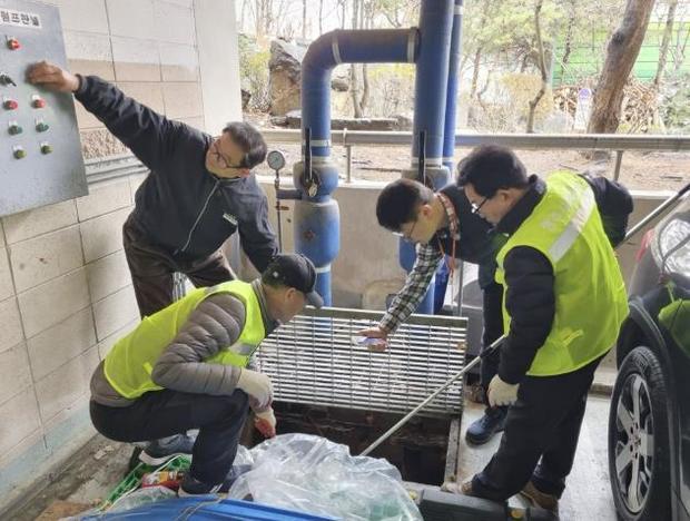 광주시는 3월부터 두 달간 말라리아, 일본뇌염 등 모기로 인해 전파되는 감염병을 사전 차단하기 위해 모기 유충구제 집중 방역 강화에 나선다.