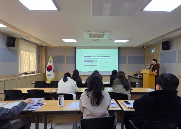 과천시는 관내 환경오염물질 배출사업장을 대상으로‘환경오염물질 배출시설 통합 지도·점검’을 연중 실시하는 가운데 담당 공무원의 역량 강화를 위해 전문 교육을 실시했다.