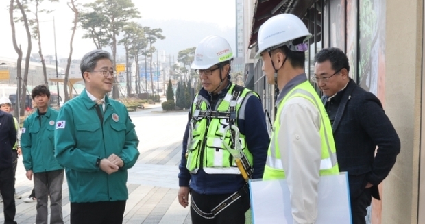 정순욱 광명시 부시장이 신안산선 민간투자 복선전철 5-2공구를 비롯한 관내 3개 공사현장을 방문해 안전점검을 실시하고 있다..