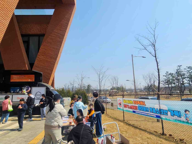 ‘수원전투비행장 화성이전 반대 범시민대책위원회’가 매향리평화공원(화성 우정읍)에서 수원군공항 화성이전 반대 공감대 확산을 위한 홍보캠페인을 실시했다.