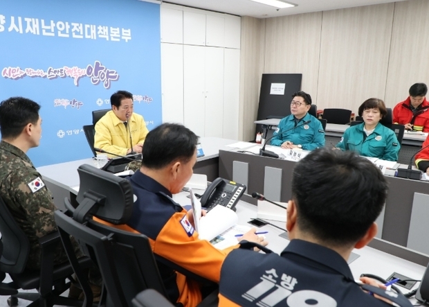 안양시는 경남 산청과 경북 의성 등에서 발생한 대형 산불로 인해 산불재난 국가위기경보가 ‘경계’ 단계로 격상됨에 따라 24일 오전 9시45분 산불현장 통합지휘본부 긴급회의를 열고 대응 방안을 논의했다.