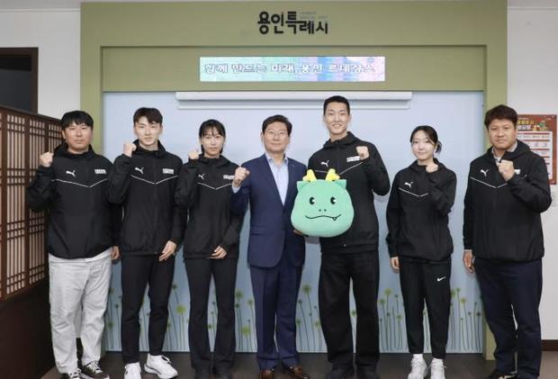 이상일 용인특례시장이 시장실을 방문한 시 직장운동경기부 소속 육상팀 우상혁 선수의 대회 우승을 축하하고, 신규 입단한 선수들을 격려했다.