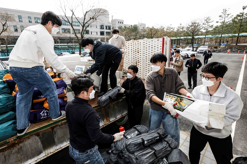 화성특례시가 산불 피해를 입은 경북 영양군과 안동시를 지원한다. 화성시 직원들이 구호품을 트럭에 싫고 있다.
