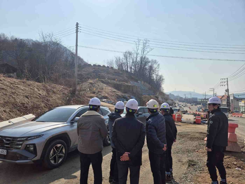 경기도건설본부는 3월14일까지 공공건설현장(도로 18개, 건축 8개)과 취약시설(절토사면 53개, 교량20개) 등 총 99곳에 대한 해빙기 안전점검을 실시했다.