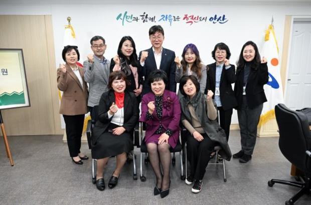 안산시는 대한미용사회중앙회 안산 상록구지부 및 단원구지부 임원진과 미용업 활성화 지원 방안 논의를 위한 간담회를 개최했다.