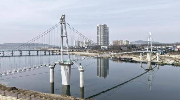 여주시는 신륵지구 관광지와 금은모래지구 관광지를 연결하는 출렁다리를 준공했다.