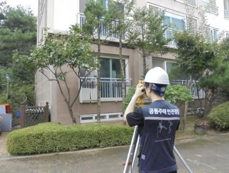 용인특례시는 오는 10월31까지 안전관리 사각지대에 있던 노후 소규모 공동주택 24개 단지(1576세대)를 대상으로 안전 점검을 한다.