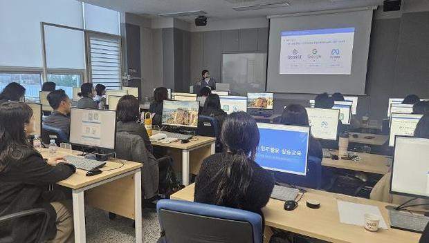 군포시가 6급 이하 공무원 72명을 대상으로 군포시정보화교육센터에서 생성형 인공지능을 활용한 업무 능력 향상을 위한 실습교육을 진행했다.