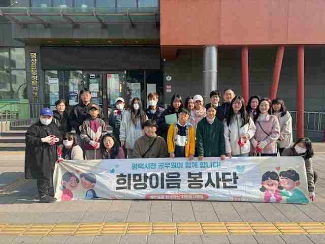 평택시 공무원 자원봉사동아리인‘희망이음봉사단(회장 이혜정)’이 지난 29일 팽성읍 문화유적을 돌아보며 환경정화 활동을 하는 ‘줍킹’을 실시했다.