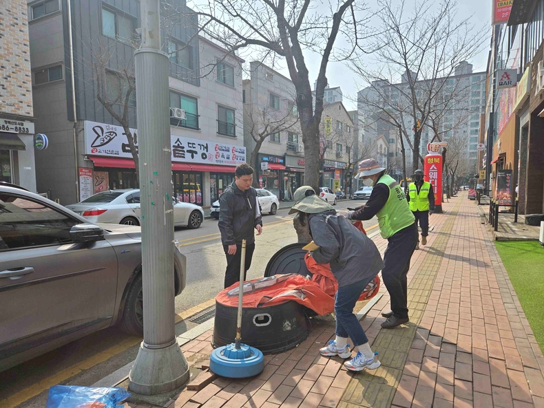평택시 공무원들이 불법간판을 정비하고 있는 모습.
