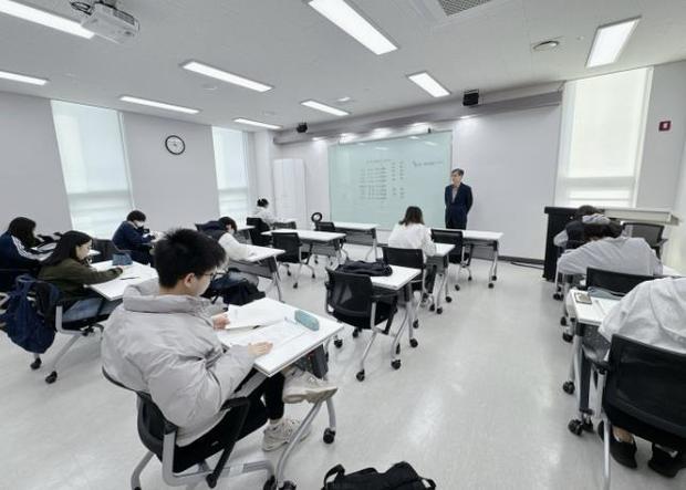 의왕시청소년재단 산하 학교밖청소년지원센터 ‘꿈드림’은 오는 4월5일 2025년 제 1회 검정고시를 앞두고 학교 밖 청소년을 대상으로 ‘2025년 4월 검정고시 모의고사’를 실시했다.