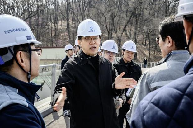 현근택 수원시 제2부시장이 관내 주요 사업 공사·조성 현장 4곳을 잇달아 찾아 사업 진행 상황을 점검하고, 현장 의견을 청취했다.