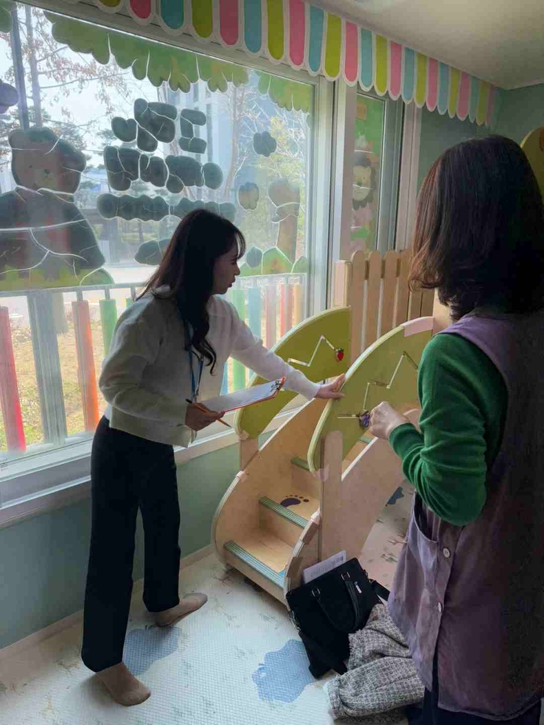 화성시동부출장소 관계자가 어린이집을 방문해 지도점검을 하고 있다.