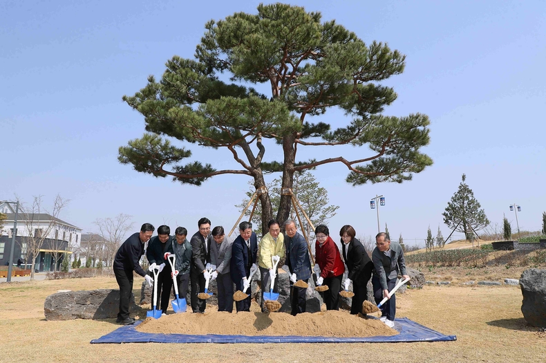 평택시가 농업생태원에서 경기정원문화박람회의 성공적인 개최를 기원하는 중흥그룹의 특수목 기증식을 진행했다.