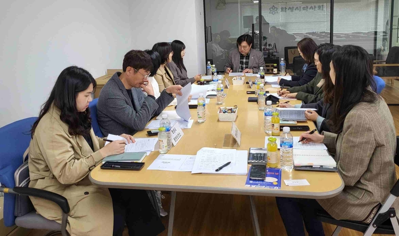 화성시 약사회관에서 화성시 보건소 및 화성시 약사회 관계자들이 의약품 안전관리사업의 원활한 운영을 위한 간담회를 열고 있다.