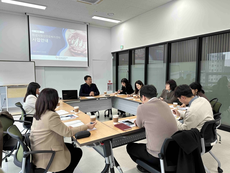 화성특례시는 화성시 정신건강복지센터 봉담클럽하우스에서 보건복지부·경기도와 ‘정신질환자 주거지원 시범 사업’ 추진을 위한 간담회를 개최했다.