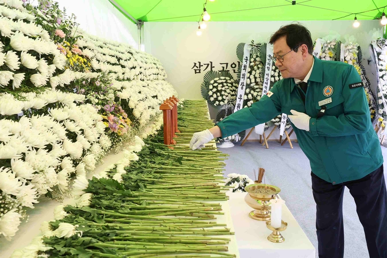 조문하고 있는 이상복 오산시의회 의장.