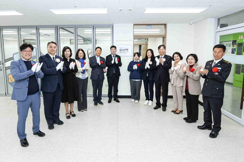 화성특례시의회 의원들이 화성시 동탄 9동 행정복지센터에서 열린‘화성시청소년상담복지센터 동탄 분소 개소식’에 참석해 지역 청소년의 정신건강과 복지 향상에 이바지할 새 거점의 출범을 함께 축하했다.