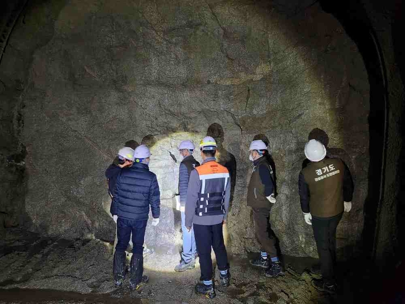 경기도는 지난달 24일 서울 강동구 명일동 일대에서 발생한 지반함몰 사고와 관련해 도가 건설중인 도봉산~옥정 광역철도 건설현장에 대해 특별점검을 실시했다..