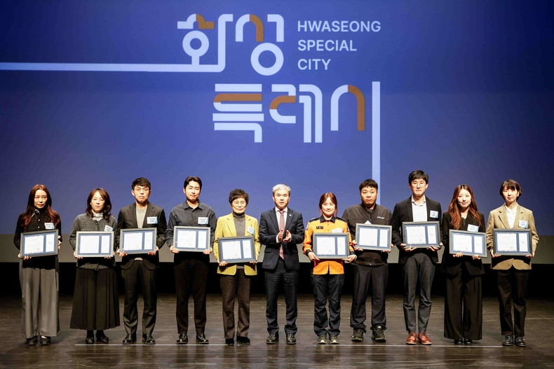 화성특례시가 모두누림센터 누림아트홀에서 ‘더 건강한 내일, 105만 화성특례시와 함께해요!’를 슬로건으로 ‘2025 보건의 날 기념행사’를 성황리에 개최했다.